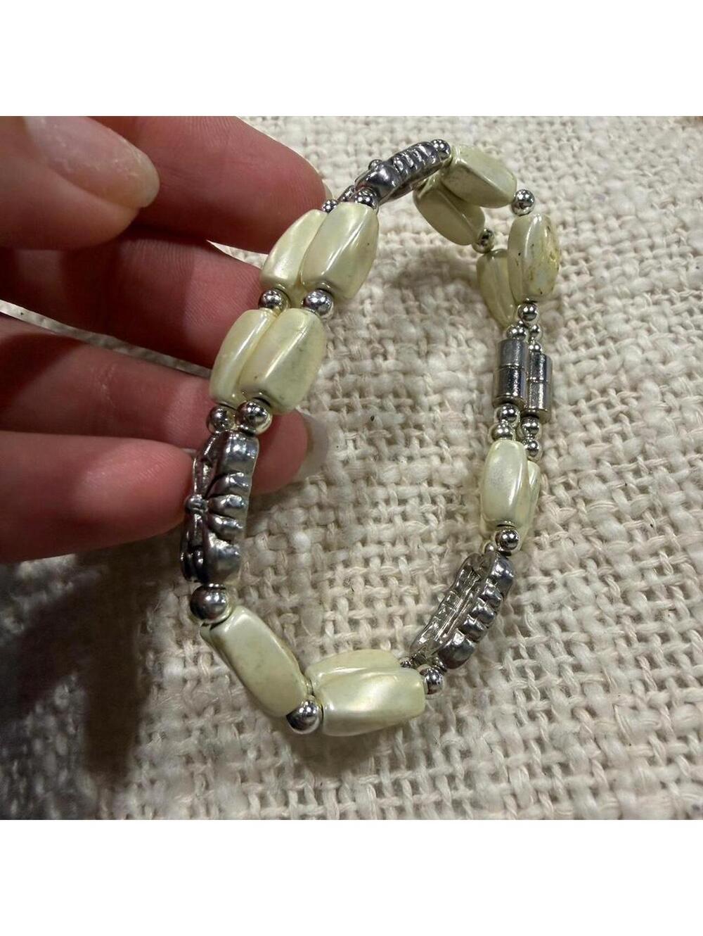 Beaded Bracelet Womens OS Cream Excellent Stretch Boho Silver Tone